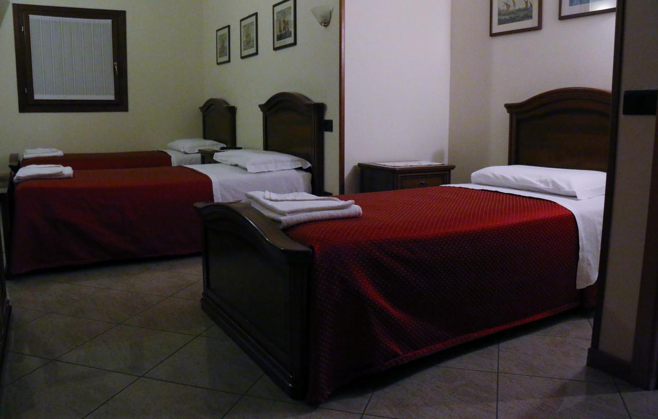 Hotel Ristorante Regina Mozzanica Rum bild
