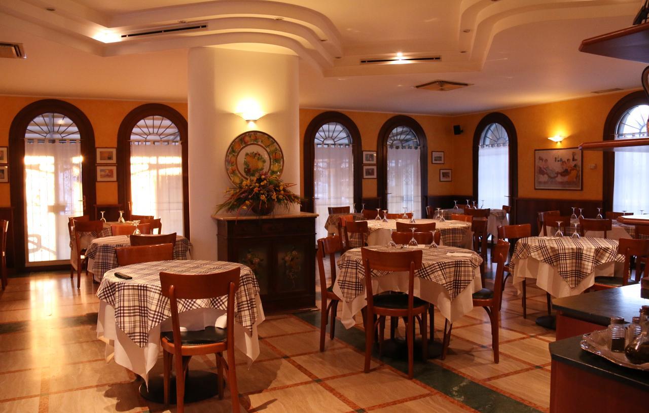 Hotel Ristorante Regina Mozzanica Exteriör bild
