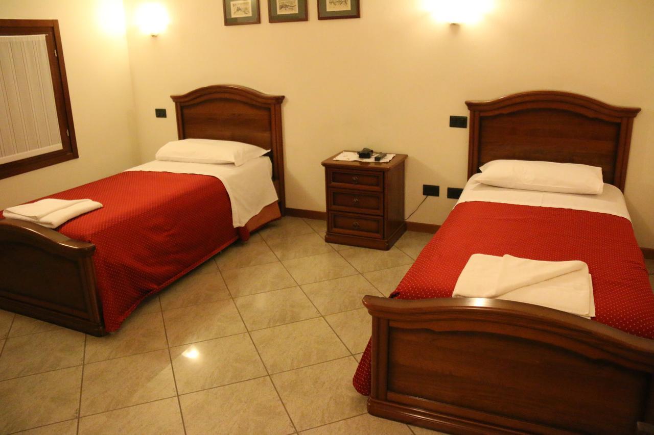 Hotel Ristorante Regina Mozzanica Rum bild