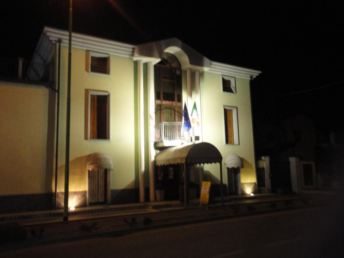 Hotel Ristorante Regina Mozzanica Exteriör bild