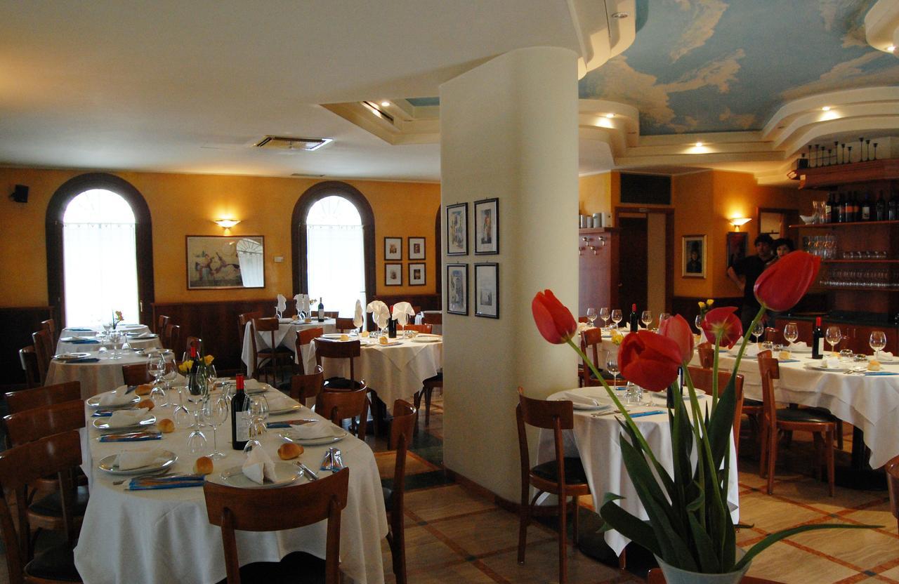 Hotel Ristorante Regina Mozzanica Exteriör bild